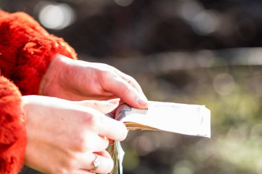 USD banknotlarının detaylarına özen göster. Amerika Birleşik Devletleri banknotlarını saymak ya da vermek. Dünya para kavramı, enflasyon ve ekonomi kavramı