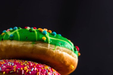 Şekerli donutlar izole edilmiş. Renkli donutları kapat.