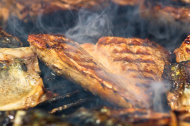 Kömür ızgarasında ızgara uskumru ve duman..