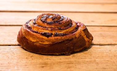 Tahta masadaki puf böreğinin ayrıntıları. Yemek ve kahvaltı konsepti. Üst görünüm ve kopyalama alanı