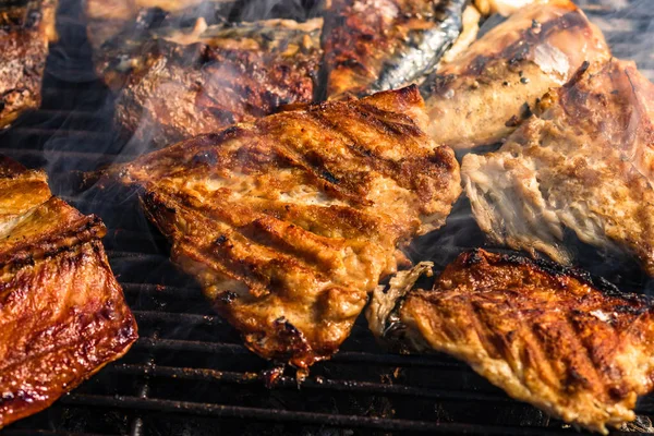 Carapau Grelhado Com Fumo Numa Grelha Churrasco Carvão — Fotografia de Stock