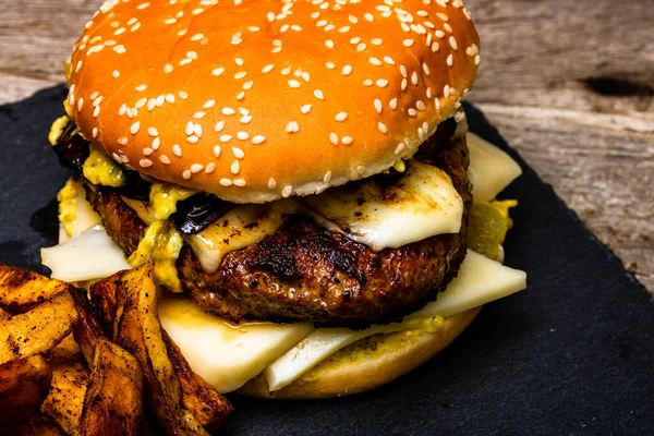 Hausgemachte Frische Leckere Käseburger Und Bratkartoffeln Auf Einem Holztisch — Stockfoto