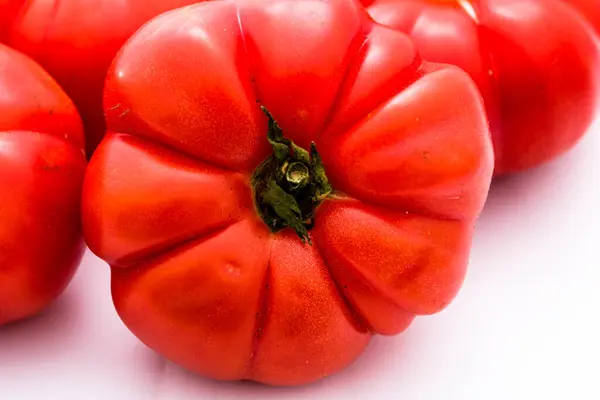 新鮮でおいしい熟した赤いトマト分離 — ストック写真