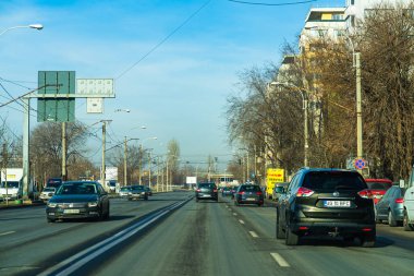 Arabanın ön camından geçen yol manzarası, Bükreş, Romanya, 2021 'de trafikte giden arabalar
