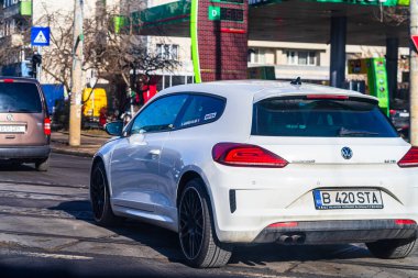 Arabanın ön camından geçen yol manzarası, Bükreş, Romanya, 2021 'de trafikte giden arabalar