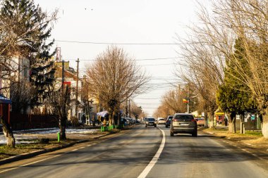 Arabanın ön camından geçen yol manzarası, Bükreş, Romanya, 2021 'de trafikte giden arabalar