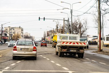 Arabanın ön camından geçen yol manzarası, Bükreş, Romanya, 2021 'de trafikte giden arabalar
