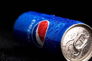 Pepsi kutusunun siyah arka plandaki su damlacıklarıyla çekilmiş resmi. Stüdyo çekimi Bükreş, Romanya, 2021
