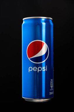 Siyah arka planda klasik Pepsi kutusunun editör fotoğrafı. Stüdyo çekimi Bükreş, Romanya, 2021