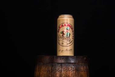 Birra Moretti birası. Tahta fıçının üzerinde, siyah arka planda. Bükreş, Romanya, 2021