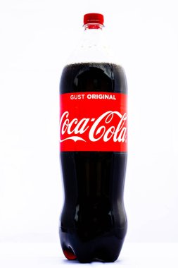 Beyaz arka planda izole edilmiş Coca-Cola plastik şişesi. Romanya 'nın Bükreş kentinde 2021 yılında çekilen illüstrasyon fotoğrafı