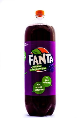 Beyaz arka planda izole edilmiş fanta plastik şişe. Romanya 'nın Bükreş kentinde 2021 yılında çekilen illüstrasyon fotoğrafı