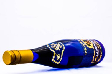 Bir şişe Liebfraumilch Rheinhessen şarabı. Beyaza izole edilmiş. Romanya 'nın Bükreş kentinde 2021 yılında çekilen illüstrasyon fotoğrafı