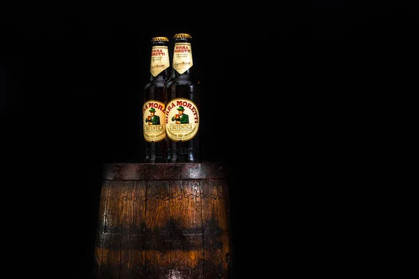 木製の樽の上のBirra Morettiビールのボトル 編集写真ブカレスト ルーマニア 2021年 — ストック写真