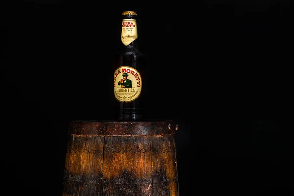 Garrafa Cerveja Birra Moretti Barril Madeira Com Fundo Escuro Foto — Fotografia de Stock