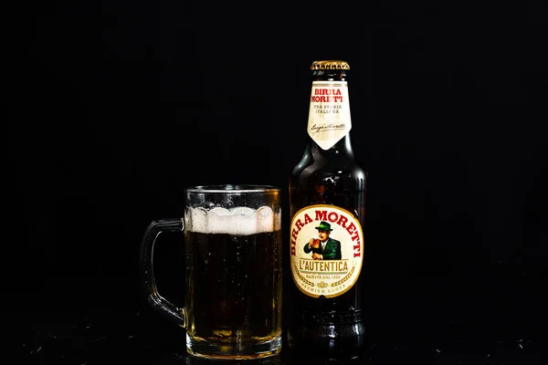 Plechovka Piva Birra Morreti Pivního Skla Tmavém Pozadí Ilustrativní Redakční — Stock fotografie