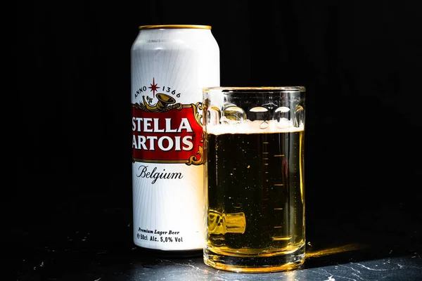 Blikje Stella Artois Bier Bierglas Donkere Achtergrond Illustratieve Redactionele Foto — Stockfoto