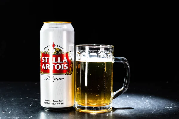 Lata Stella Artois Cerveja Copo Cerveja Fundo Escuro Fotografia Editorial — Fotografia de Stock