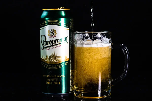 Uma Lata Cerveja Staropramen Copo Cerveja Fundo Escuro Fotografia Editorial — Fotografia de Stock