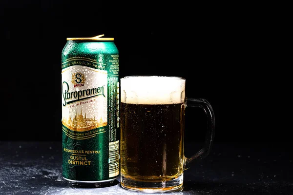 Μπύρα Staropramen Και Ποτήρι Μπύρας Σκούρο Φόντο Ενδεικτική Φωτογραφία Σύνταξης — Φωτογραφία Αρχείου