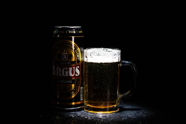 Lata Cerveja Argus Copo Cerveja Fundo Escuro Fotografia Editorial Ilustrativa — Fotografia de Stock