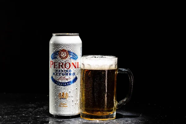 Lata Peroni Nastro Azzurro Cerveja Copo Cerveja Fundo Escuro Fotografia — Fotografia de Stock
