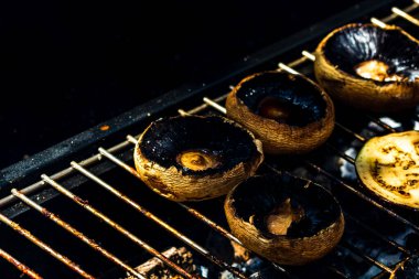 Lezzetli şampiyon mantarlar ve mangalda pişirilen sebzeler.