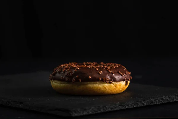 Schokolade Glasierte Donut Mit Schokolade Chips Isoliert Großaufnahme Von Köstlichem — Stockfoto
