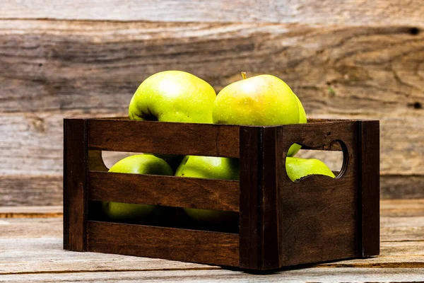 Wooden Crate Ripe Green Apples Wooden Table — Stock Photo, Image