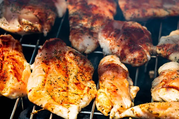 Sortidas Deliciosas Carnes Grelhadas Saborosas Com Legumes Sendo Cozidos Grelha — Fotografia de Stock