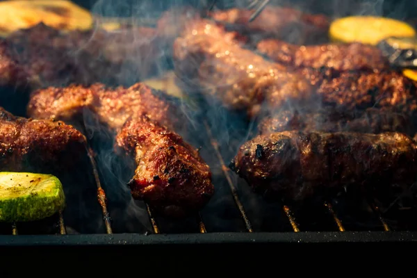 Grilování Masových Rohlíků Zvaných Mici Nebo Mititei Zeleninou Grilu Gril — Stock fotografie