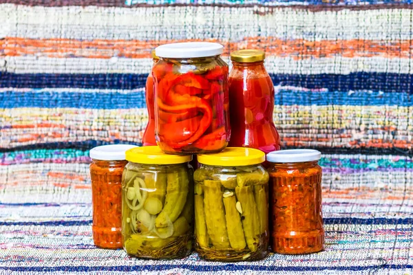 Frascos Vidrio Con Pimientos Rojos Escabeche Pepinos Escabeche Encurtidos Aislados — Foto de Stock