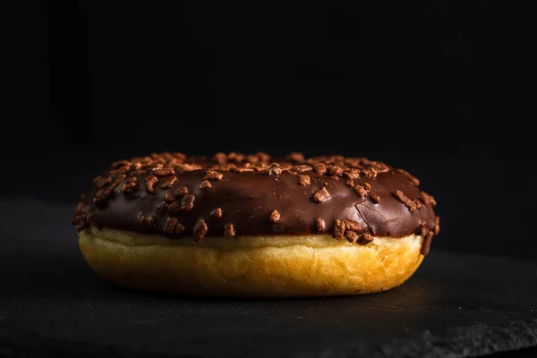 Schokolade Glasierte Donut Mit Schokolade Chips Isoliert Großaufnahme Von Köstlichem — Stockfoto