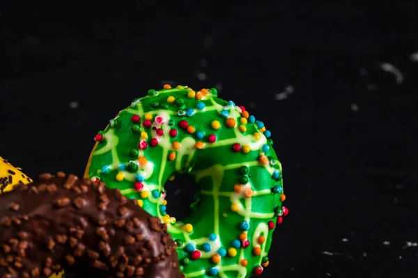 Rosquillas Acristaladas Con Aspersiones Aisladas Primer Plano Rosquillas Colores — Foto de Stock