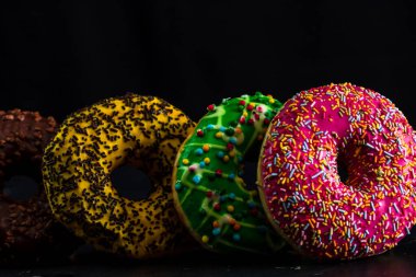 Şekerli donutlar izole edilmiş. Renkli donutları kapat.