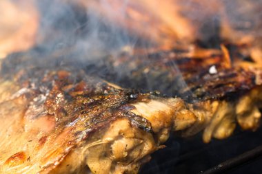 Kömür ızgarasında ızgara uskumru ve duman..
