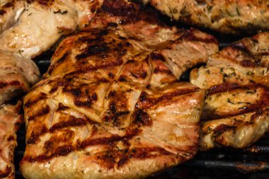 Izgarada ızgara domuz bifteği yakın..