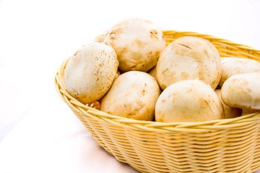 Taze şampiyonlar, hasır sepetteki şampiyon mantarlar izole edildi.