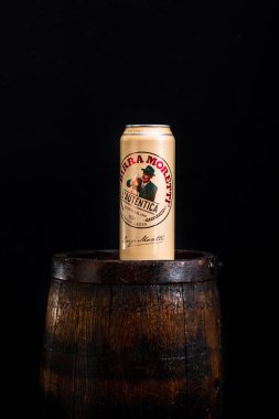 Birra Moretti birası. Tahta fıçının üzerinde, siyah arka planda. Bükreş, Romanya, 2021