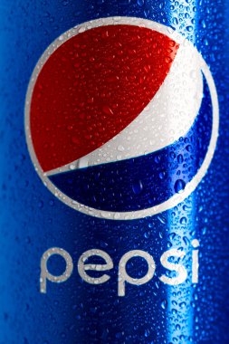 Siyah arka planda su damlacıkları olan klasik Pepsi kutusu detayları. Stüdyo çekimi Bükreş, Romanya, 2021