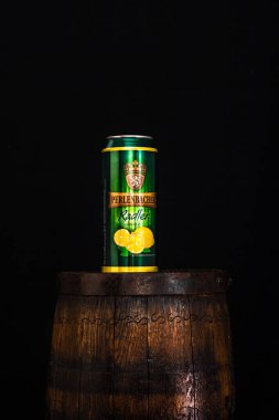 Bira fıçısında koyu arkaplanlı bir kutu Perlenbacher Radler birası. Romanya 'nın Bükreş kentinde 2021 yılında çekilen illüstrasyon fotoğrafı