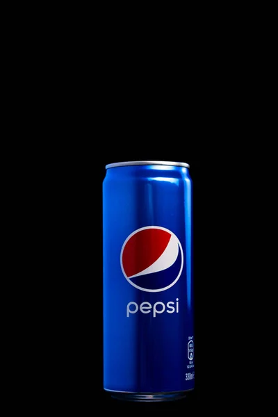 Редакционная Фотография Классической Банки Pepsi Черном Фоне Студия Бухаресте Румыния — стоковое фото