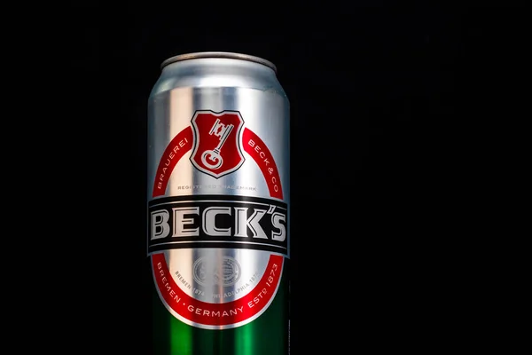 Lata Cerveza Becks Barril Cerveza Con Fondo Oscuro Foto Editorial — Foto de Stock