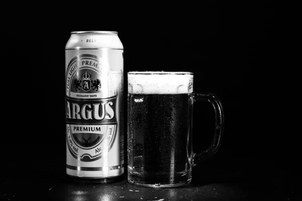 Canette Bière Argus Verre Bière Sur Fond Sombre Photo Éditoriale — Photo