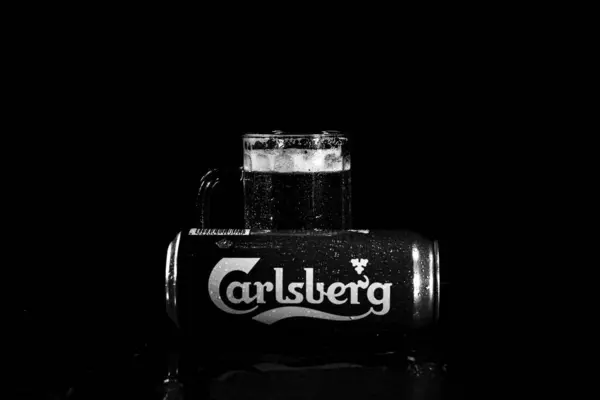 Lata Cerveza Carlsberg Vaso Cerveza Sobre Fondo Oscuro Foto Editorial — Foto de Stock