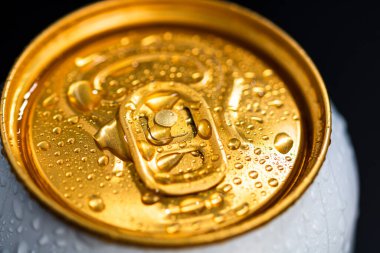 Yoğunlaştırılmış su damlacıklarıyla izole edilmiş bira kutusunun tepesi..