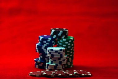 Kırmızı arkaplanda poker çiplerinin karışımı