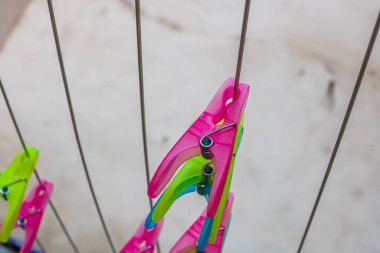 Boş metal çamaşır kurutma makinesinde renkli plastik askılar..