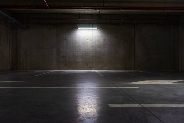 Boş otopark, loş ışık, yeraltı otoparkı..