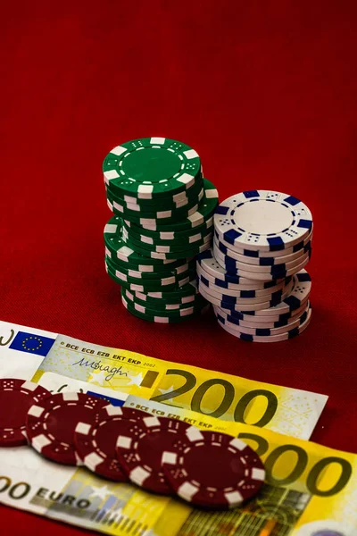 Kırmızı Arkaplanda Parası Olan Poker Çipleri Yığını Euro Para Birimi — Stok fotoğraf